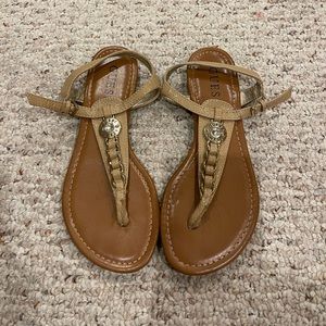 A brown pair of shoes from Guess in size 5